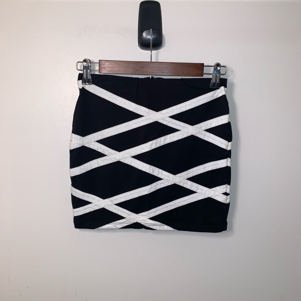 Forever 21 ZigZag Pencil Skirt Black/White